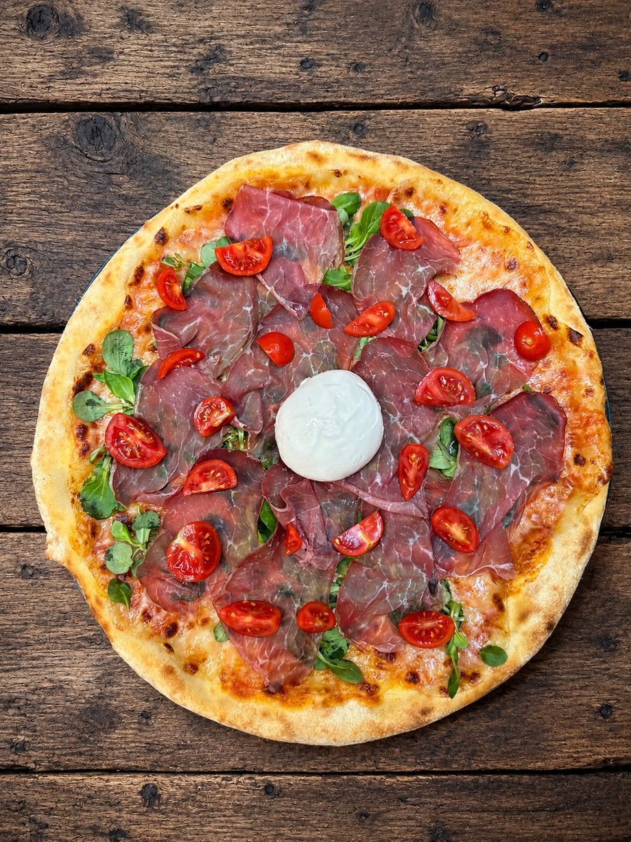 La pizza del mese di El Filò: bresaola, burrata, pomodorini e valeriana